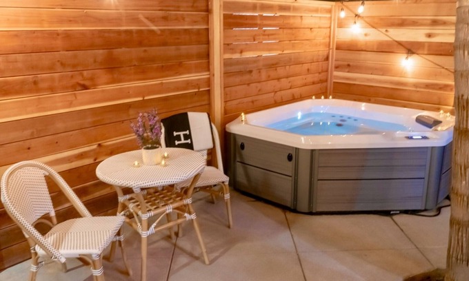 Pacific Beach Condo | New Pacific Beach Zen Studio! Hot Tub, A/C, Parking, Outdoor shower, BBQ, Desk