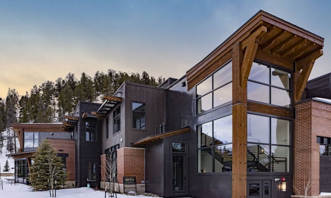 Breckenridge Condo | New! Park Ave Flat 3, Brand new Luxury Condo, Minutes to Everything!