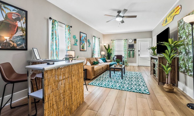 Piqua House | NEW-Parrot Head Haven-3BR-1BA-Themed-Bar-Patio