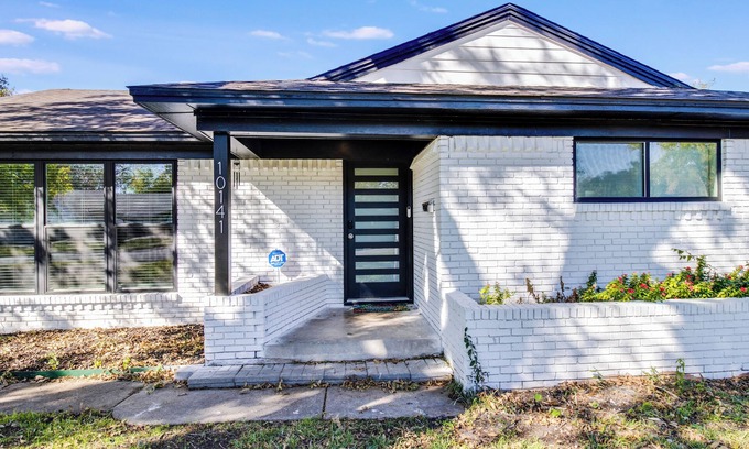 Dallas House | NEW! Peaceful and Modern Getaway Near Key Attractions!