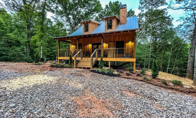 Demorest Cabin | NEW - Peaceful Bear CABIN - 3BR/2BTH - Hot Tub - Quiet