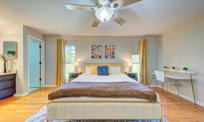 Interchange Square House | NEW -Peaceful Palm Bay Getaway hot tub, pool table