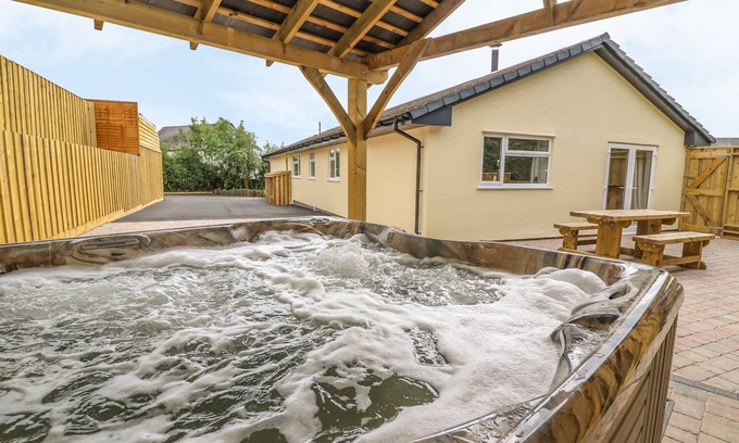 Penybont Cottage | NEW PENY, pet friendly, with hot tub in Llandrindod Wells