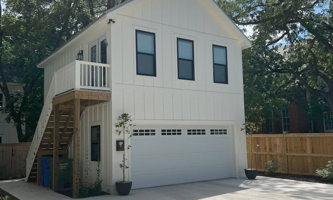Wilmington Historic District Apartment | New pet-friendly 1BR/1BA Historic District carriage house 4 blocks to riverwalk