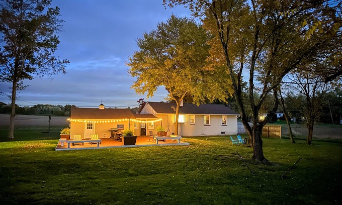Blooming Glen House | New! Pet-friendly Bucks County home, huge backyard