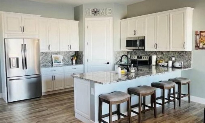 Anthem House | New Phoenix Guesthouse with a Pickleball Court