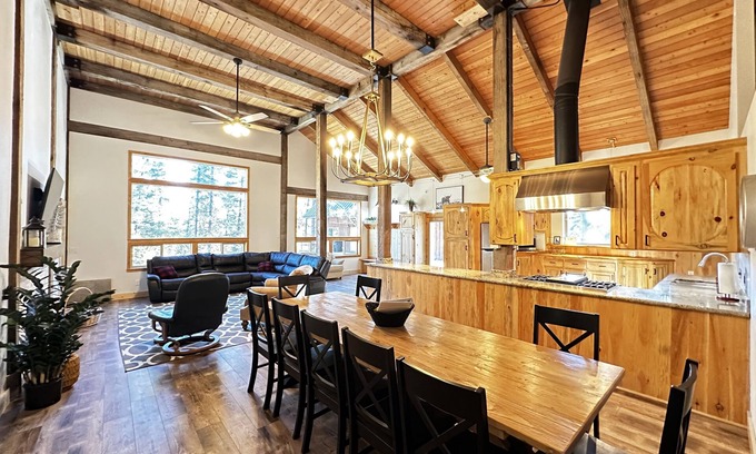 Garden Valley Cabin | NEW! Pineview Lodge. Gorgeous Lodge with access to PRIVATE Hot Springs Pools