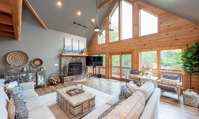 North Glade Hills House | New! Playin' Hooky: Lakefront, Hot Tub!