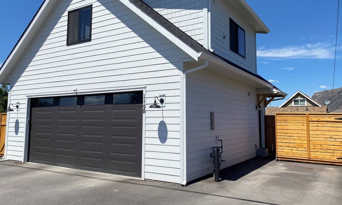 City Centre House | New, private, 1 bedroom carriage house downtown Kamloops (pet friendly)