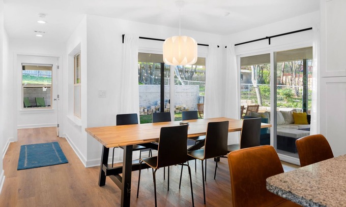 St. Edwards House | NEW! Private Backyard ~ 3 Mins to DT ~ Steps to SoCo ~ Grill, Coffee, Outdoor TV