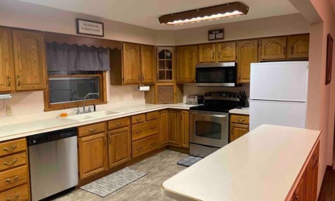 Gladstone House | NEW! Private home located on 6 acres! Enjoy the outdoors, 10 minutes from town