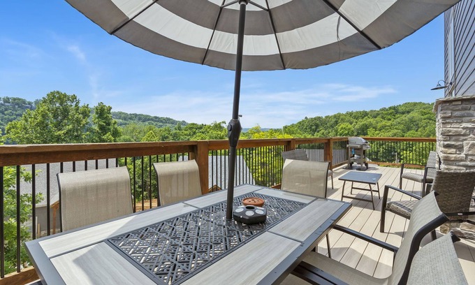 Branson Cabin | NEW PRIVATE HOT TUB! Pop's Fishing Cabin Lake Views & DISCOUNTS