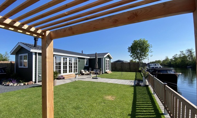 Vinkeveen Ski Chalet | NEW - Private Residence on a lake near Amsterdam