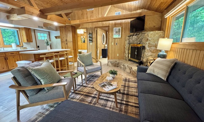 Gills Rock Cottage | New! Quaint, Pet-Friendly Cottage in Northern Door