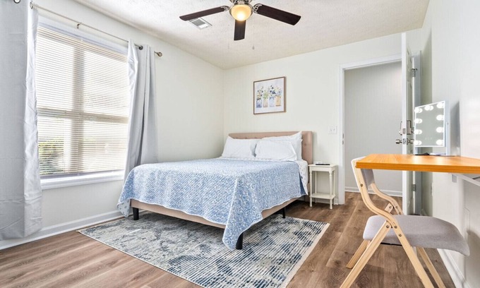 Auburn Apartment | New Queen Bedroom inside a 4 BR Condo/New AU Oasis 2 Mins to Downtown & Stadium