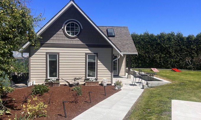 Colwood House | New, Quiet, and Bright private detached house with AC.