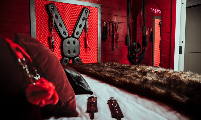 Pickens Cabin | NEW! RedRoom ~ Strip Lounge, Hot-Tub Love Retreat