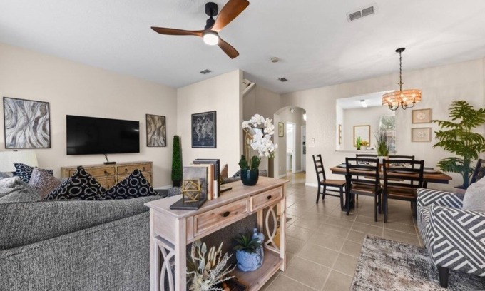 Kissimmee House | NEW! Relaxing Townhome Stay in Regal Oaks Resort by Old Town