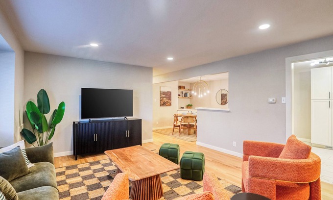 Welby House | New Remodel! +5 bedroom+Game Room+Sauna+Theater