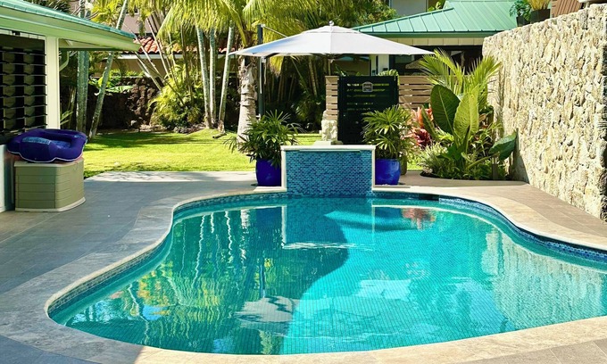 Kailua House | NEW REMODEL, STEPS TO SAND, AC, HEATED POOL, INQUIRE TO OWNER FOR DESIRED DATES