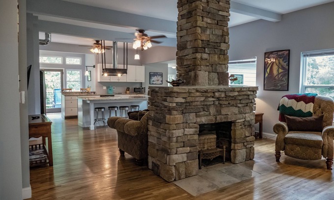 Northside House | new remodel w/a hot tub, 1 mile from market st bridge,private backyard and deck
