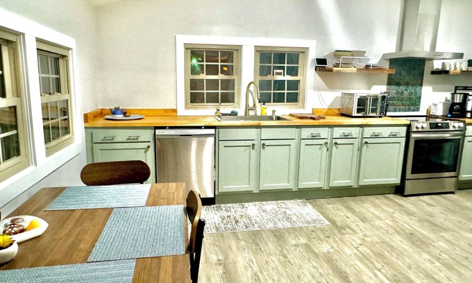 Graysville House | New Reno Country Cottage Safe and Cozy Close to Chattanooga!