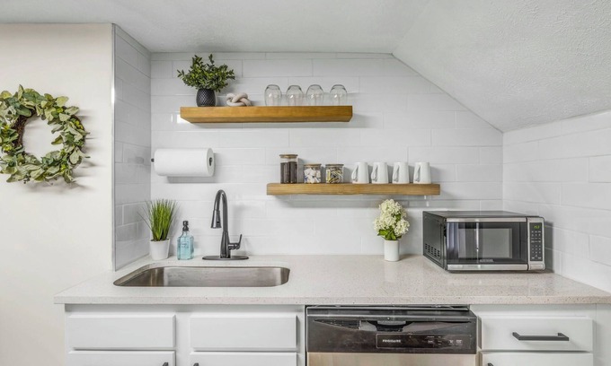 Berea House | New! Renovated 1BR w/King: Modern Comfort