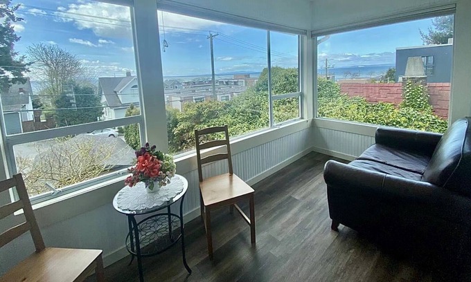 White Rock House | New renovated beautiful view beach house