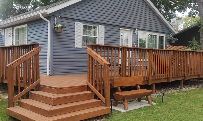 Gimli Cottage | New renovated Charming South Beach Cottage. 3 minutes drive to the beach!