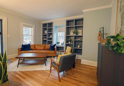 Durham Apartment | New & Renovated MCM Duplex 3 mi to DT Durham