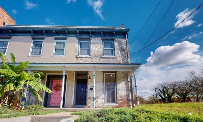 Church Hill House | NEW! Renovated Townhome w/ Putting Green & Patio!
