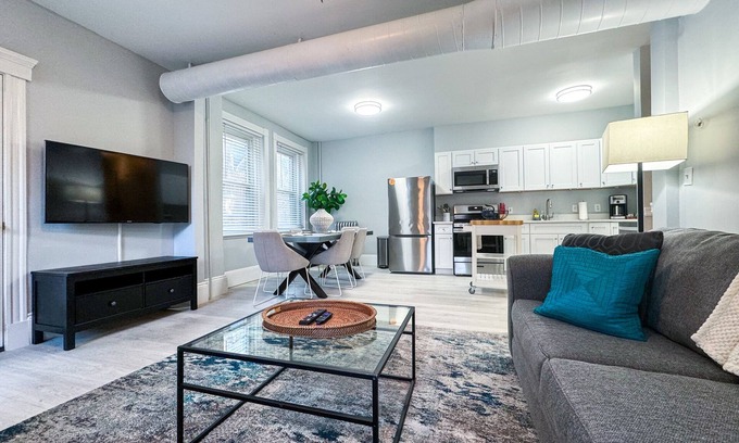 Griggs Park Apartment | New Renovation, CA, 1st Flr, 3B/2BA, In-Unit Lau
