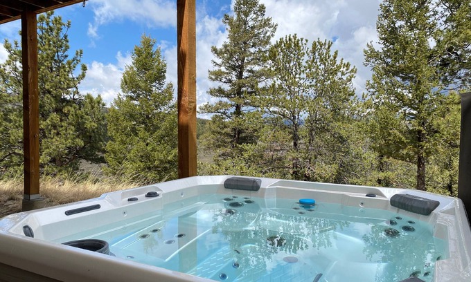 Hartsel House | New Rental! Modern, Spacious 3Br/3Bath Home with Hot Tub and Epic Views -Singletree Overlook