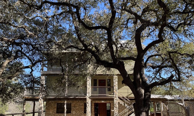 Boerne House | New*Riverfront*Hot tub*Sleeps 10 - Texas Hill Country
