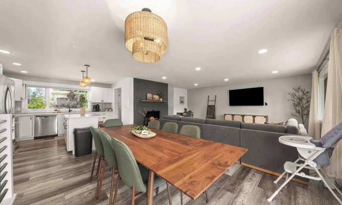 Spokane House | NEW Roomy Home for Families Private Hot Tub!