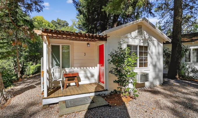 Cobb Apartment | NEW! Rouge Cobb Mountain Hotel - Cabin 3