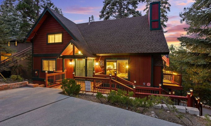 Blue Jay House | New! Rustic & cozy cabin w/pool table, deck, garage, dog friendly!