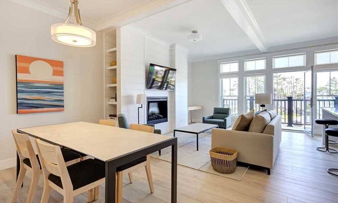 Seabrook House | New* Seabrook's Serendipity, a family-friendly loft right in Town Center!