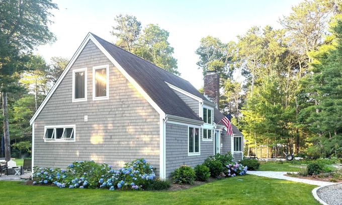 Summersea House | NEW SEABURY 3-bdrm Sleeps 8, Walk to Beach, Great Location, Dog Friendly