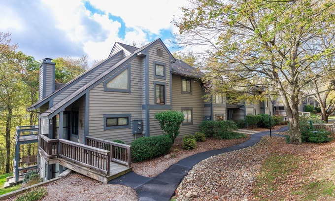 Seven Springs Condo | NEW! Seven Springs Resort 1BR condo, shuttle to slopes!
