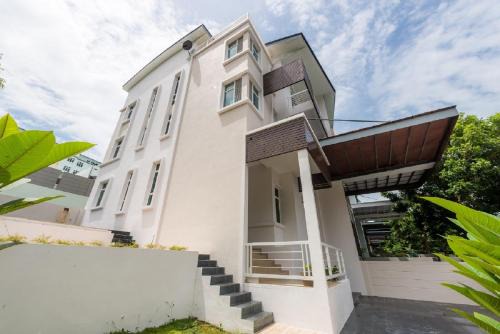 Tanjung Bungah Villa | New Shamrock Beach Villas Seaview