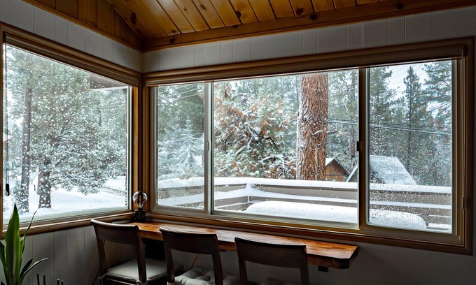 Upper Moonridge Cabin | *NEW* Sheephorn Getaway - Cozy cabin 3 min to slopes + jacuzzi + fireplace