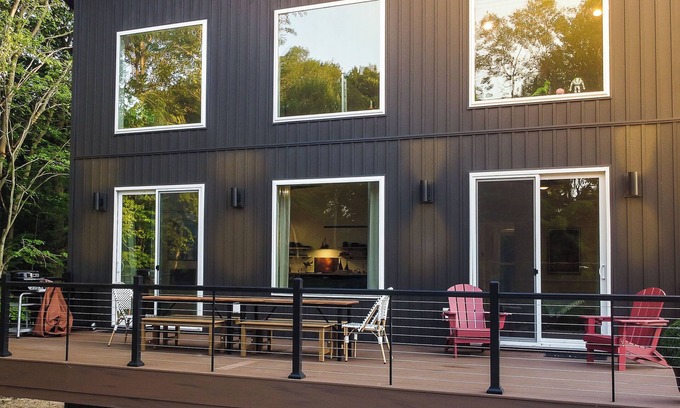 Mears House | New! Silver Lake Modern House I HOT TUB-SAUNA-DISC GOLF-OUTDOOR SHOWER