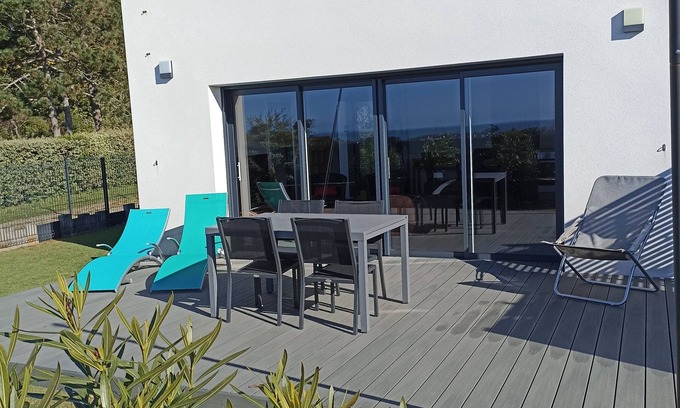Saint-Jacques House | New single-storey house, small sea view