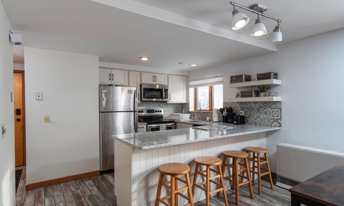 West Dover Condo | NEW Ski in/out condo with Mt views, hot tub, porch, gym & wifi!