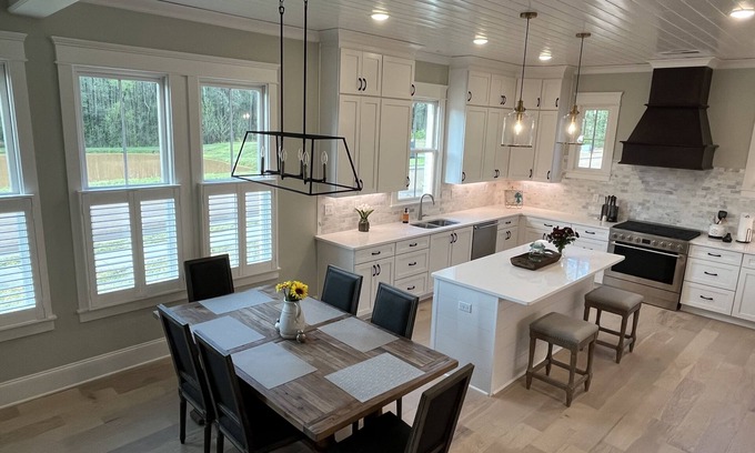 Oxford House | New Southern Charmer w/screened in porch near Ole Miss & Oxford Square