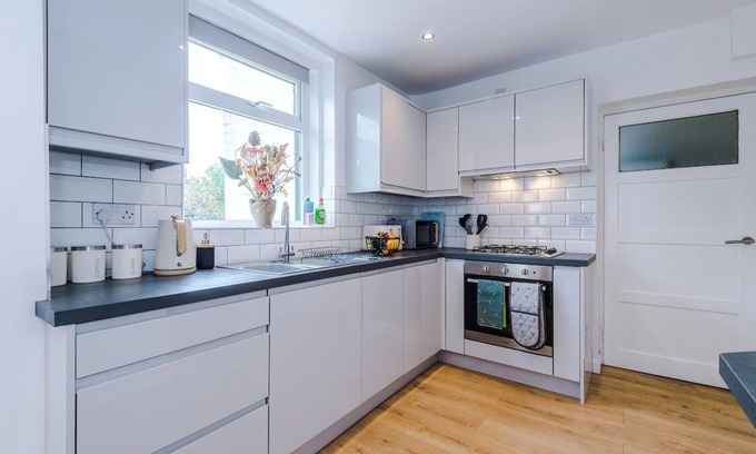 Tunstall House | NEW! Spacious Home, Ideal for Groups, FREE Parking!