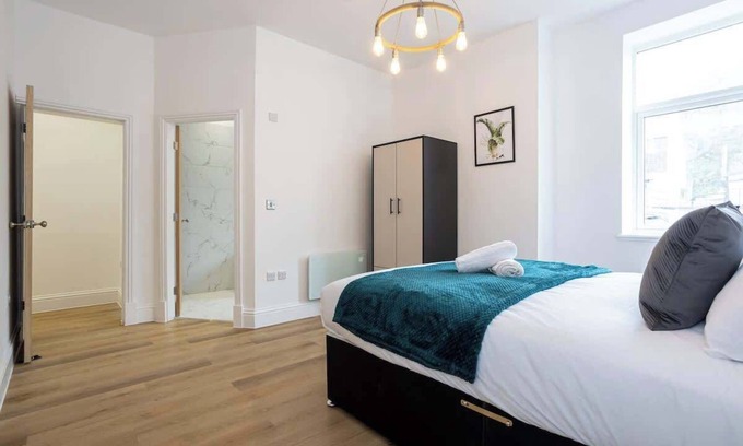 Walkden Apartment | NEW! Spacious Flat, Ideal for Business, Sleeps 4!
