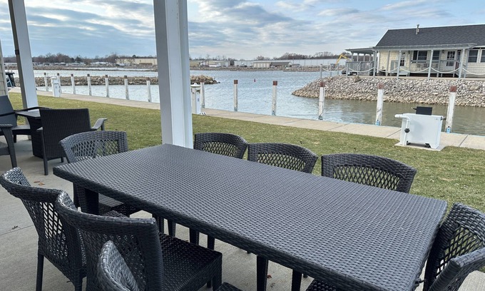 Gypsum Condo | NEW spacious 2 BR/2 BA w. pool, dockage available, bar
