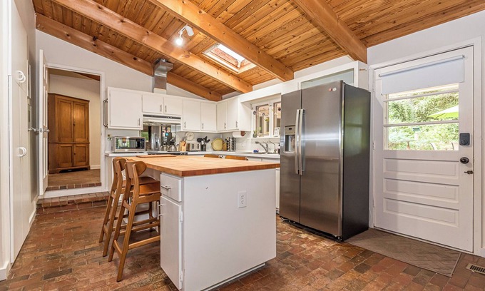 Creedmoor House | New! Spacious 5-bedroom house, Great deck, Pool, Close to Attractions